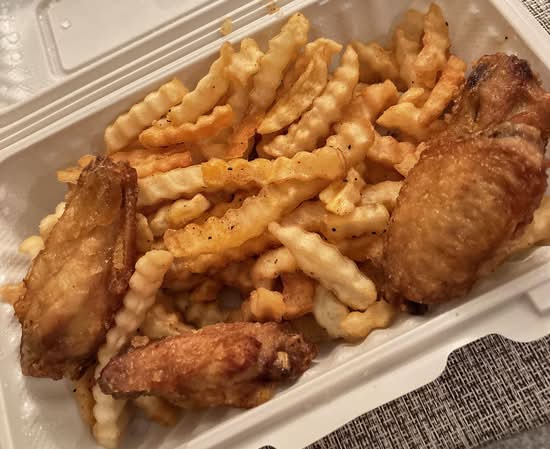 Deep Fried Chicken Wings with Fries 風沙雞翼薯條